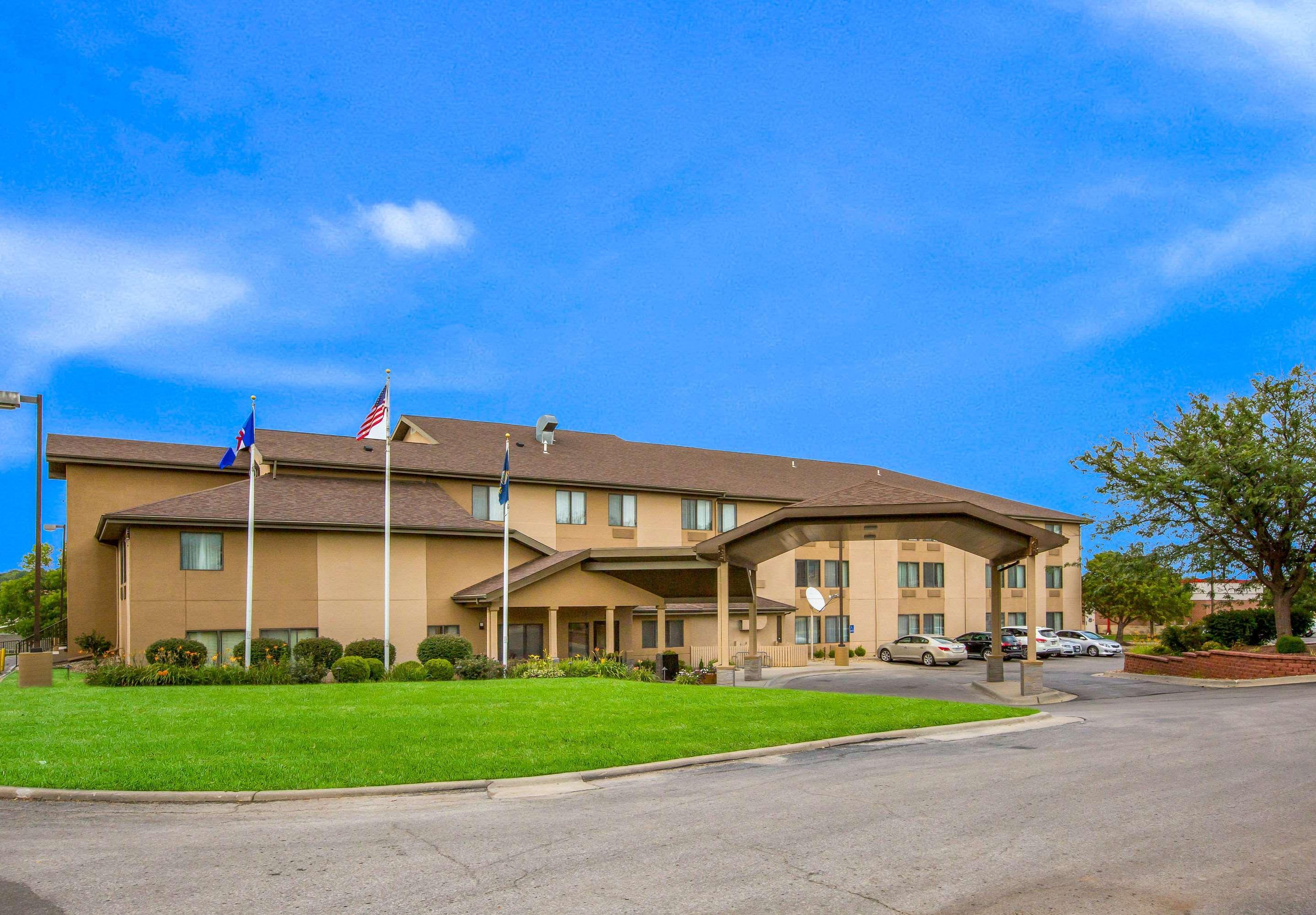 Quality Inn & Suites Lawrence - University Area Exterior photo