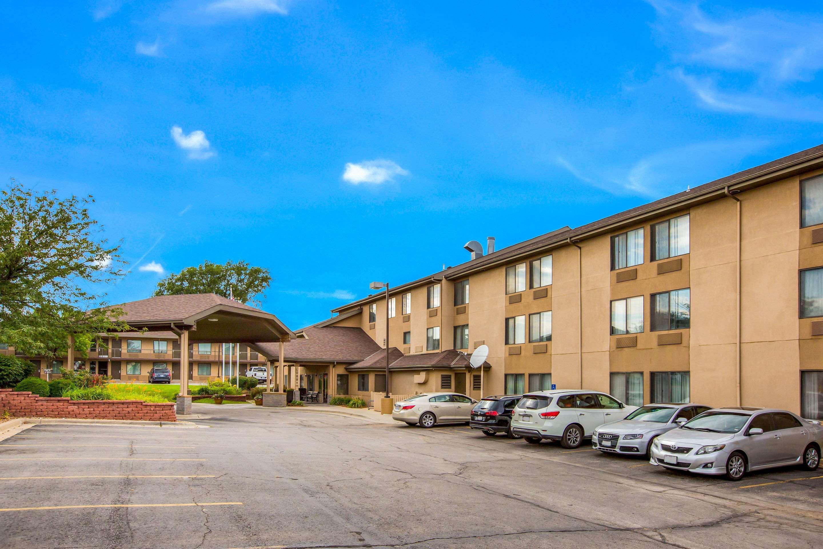 Quality Inn & Suites Lawrence - University Area Exterior photo