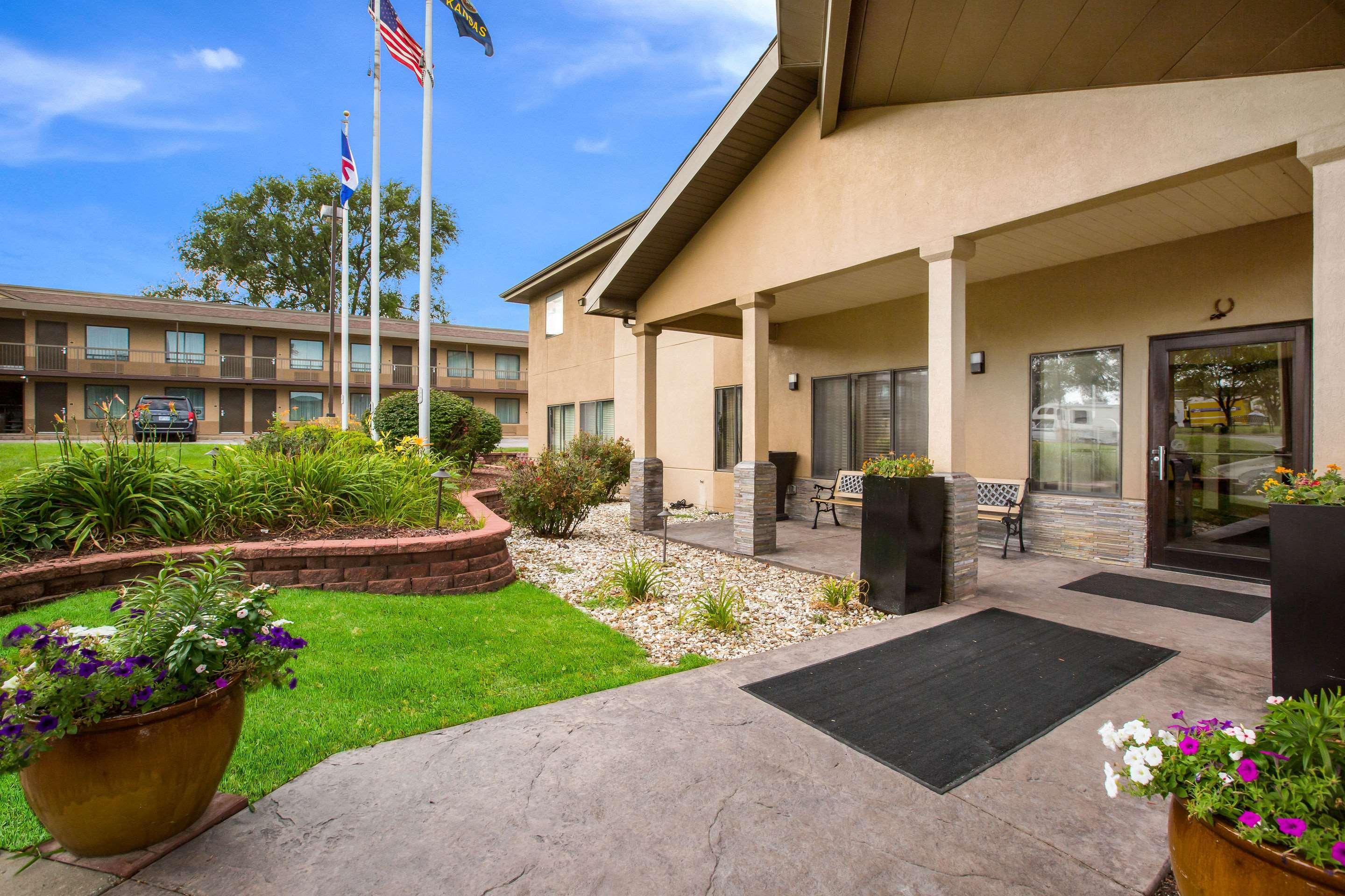 Quality Inn & Suites Lawrence - University Area Exterior photo