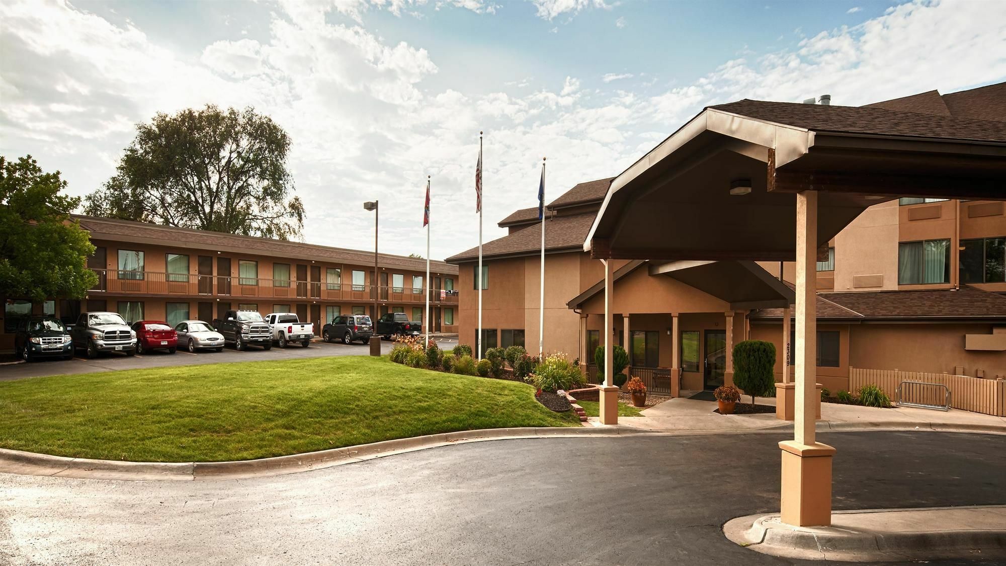 Quality Inn & Suites Lawrence - University Area Exterior photo